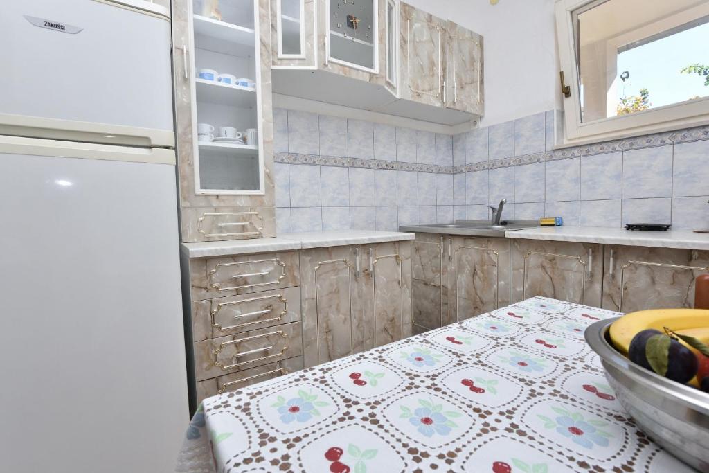 Kuchyň nebo kuchyňský kout v ubytování Apartments and Rooms Jakov