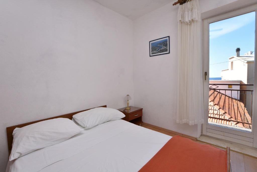 Postel nebo postele na pokoji v ubytování Apartments and Rooms Jakov