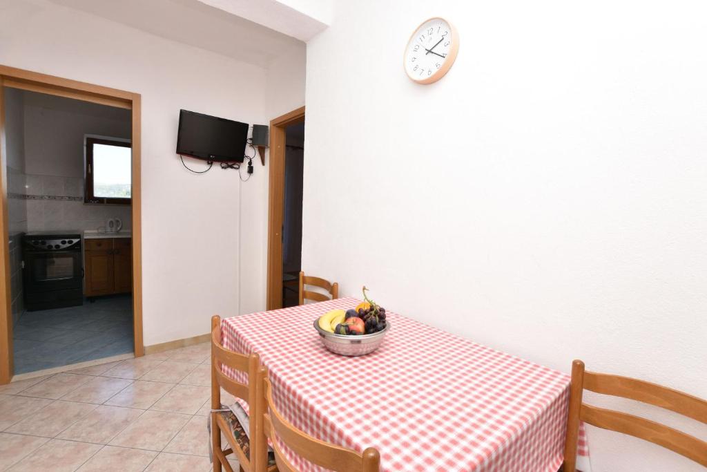 TV a/nebo společenská místnost v ubytování Apartments and Rooms Jakov