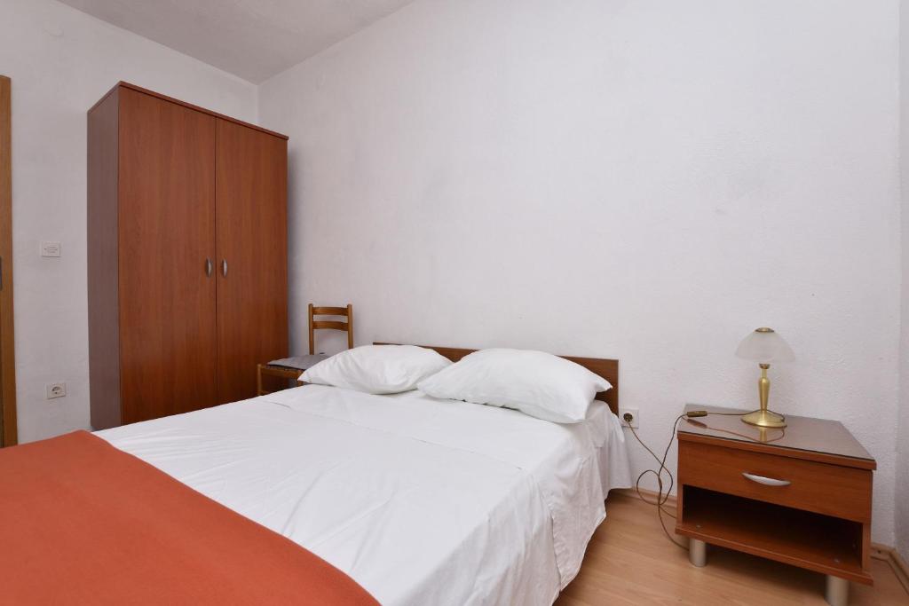 Postel nebo postele na pokoji v ubytování Apartments and Rooms Jakov
