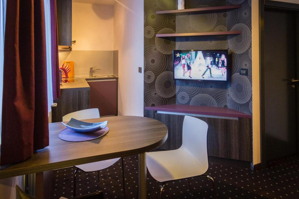 TV a/nebo společenská místnost v ubytování Log In Rooms