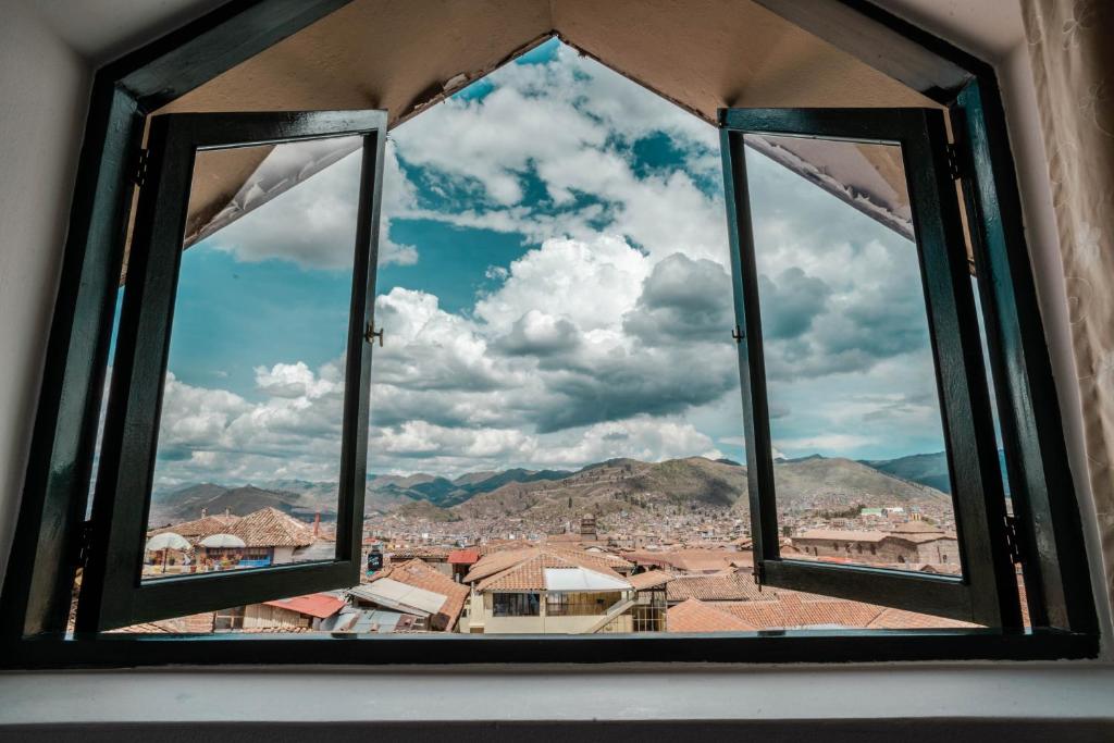 Nespecifikovaný výhled na hory nebo výhled na hory při pohledu z hotelu