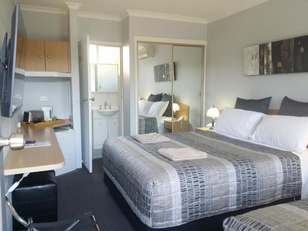 Postel nebo postele na pokoji v ubytování White Manor Motel