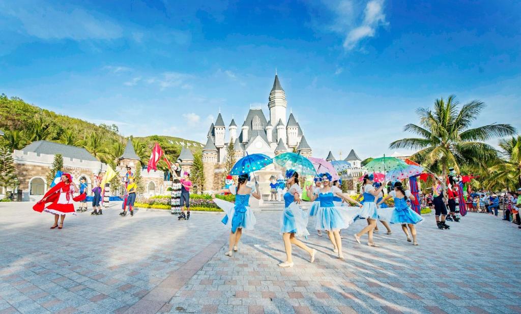 Phòng Deluxe 2 Giường Đơn - Vé Vào Công Viên Giải Trí VinWonders