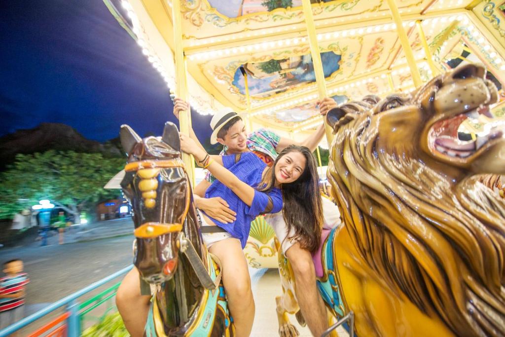 Phòng Grand Deluxe 2 Giường Đơn Nhìn Ra Biển - Vé Vào Công Viên Giải Trí VinWonders