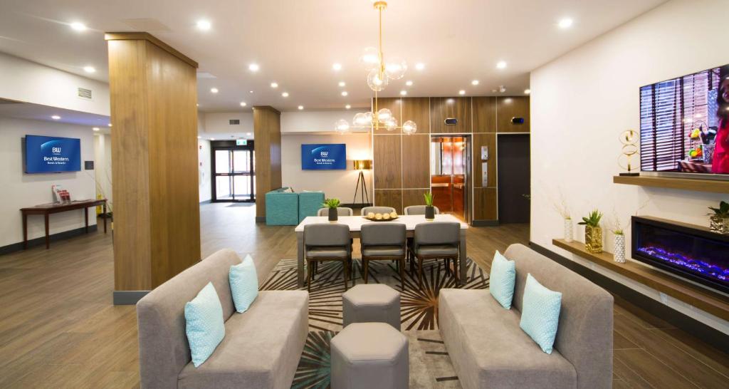 sala de estar con mesa y comedor en Best Western Plus Suites Downtown Calgary, en Calgary