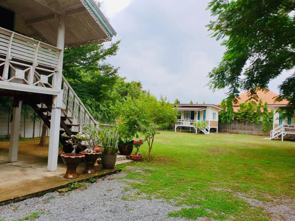 un patio con macetas y una casa en Baan Suan Yensabai @Ayutthaya, en Phra Nakhon Si Ayutthaya