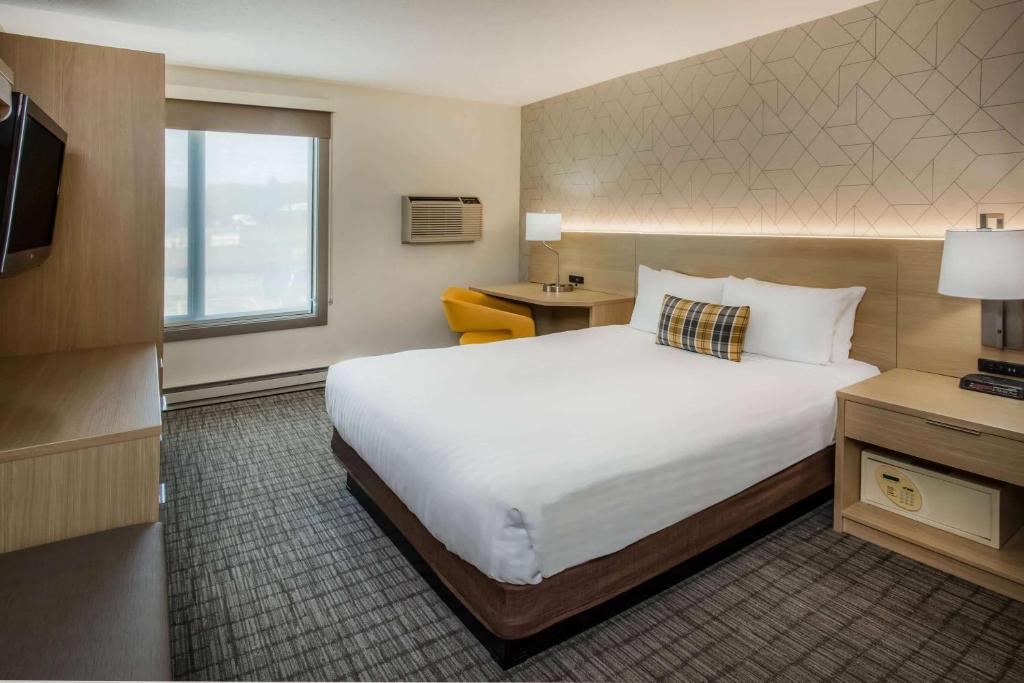 Days Inn & Suites by Wyndham Duluth by the Mall photo