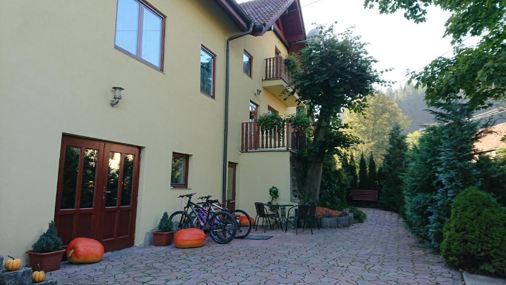 a group of bikes parked next to a building at Apartmány Súľov 183 in Súľov