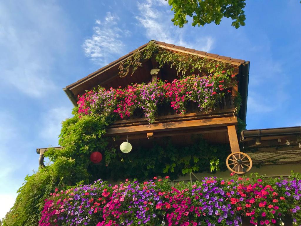 um edifício com um ramo de flores sobre ele em Bergblick em Weilheim in Oberbayern