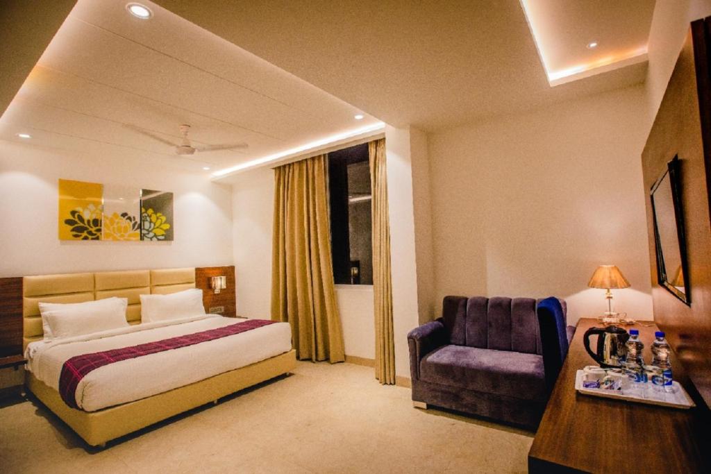 Postel nebo postele na pokoji v ubytování Hotel Ten Square, India