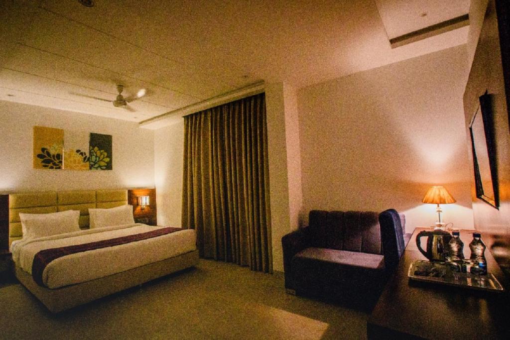 Postel nebo postele na pokoji v ubytování Hotel Ten Square, India