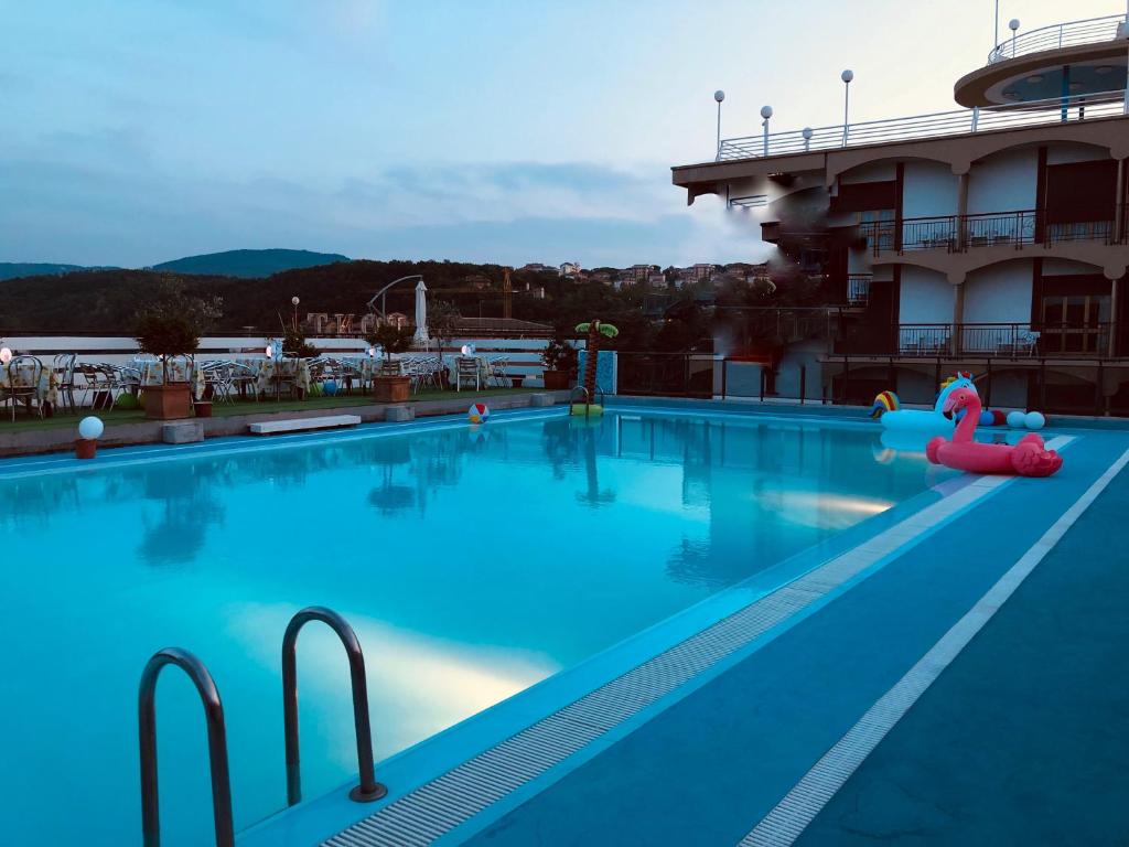 Bazén v ubytování Grand Hotel Ambasciatori Wellness & Spa nebo v jeho okolí