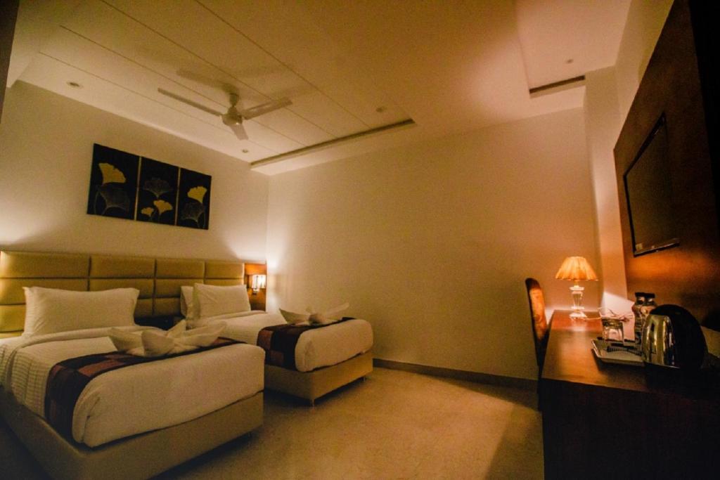 Postel nebo postele na pokoji v ubytování Hotel Ten Square, India
