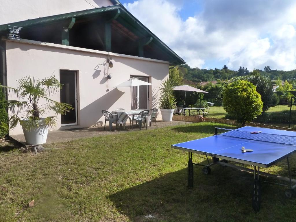 eine Tischtennisplatte im Hof eines Hauses in der Unterkunft iguski in Boucau