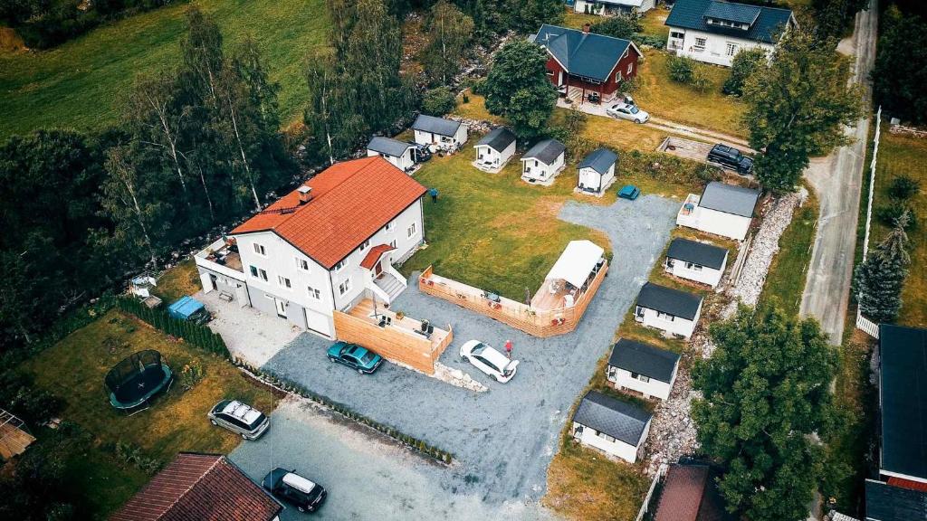 una vista aérea de una casa grande con patio en Hovstø, en Seljord