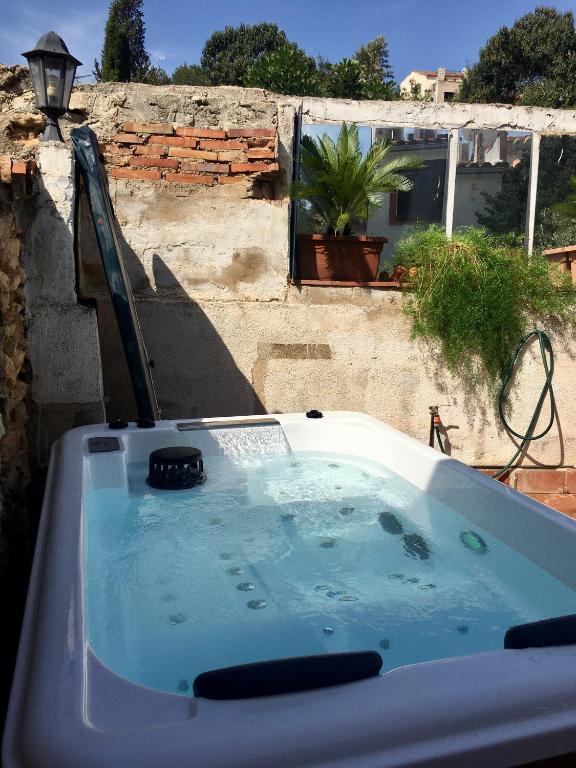 La Olivera Hotel Rural con piscina, Albinyana, Spain ...