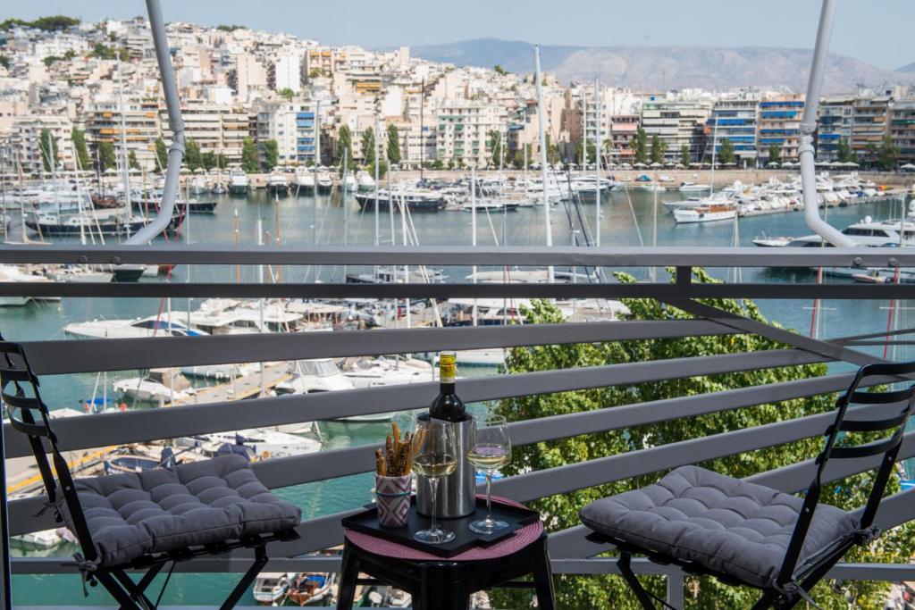 een balkon met uitzicht op een jachthaven bij Piraeus Seaview Elegant Apartments in Piraeus