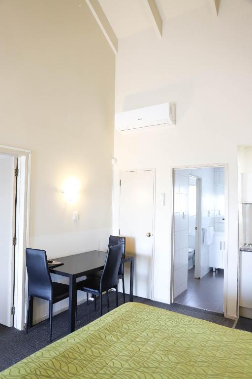 Posezení v ubytování Airport Manor Inn
