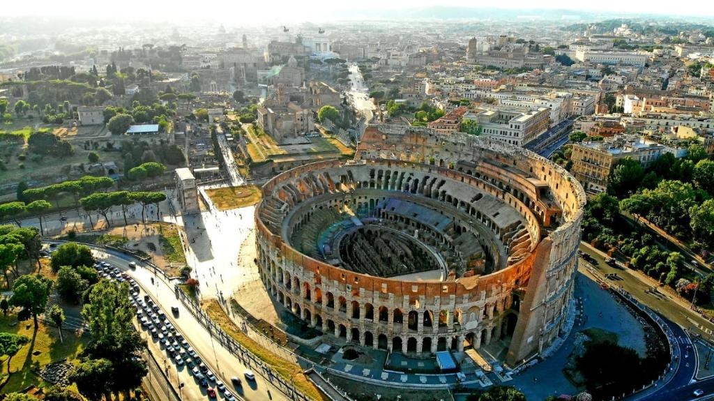una vista aerea del colosseo e della città di Fly B&B a Roma