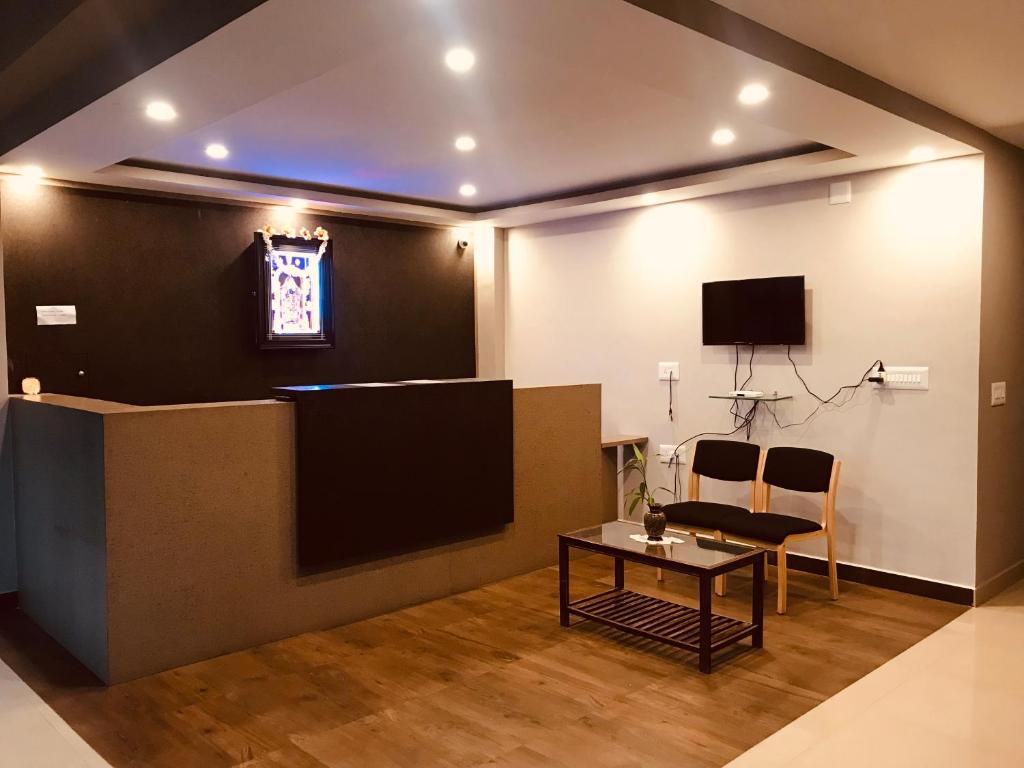 TV a/nebo společenská místnost v ubytování Sharada Residency
