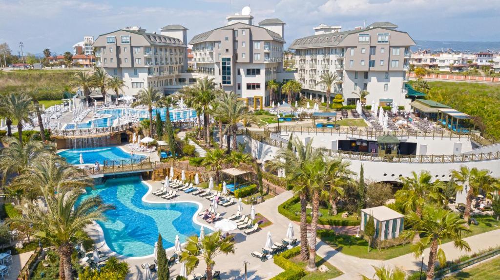 Bazén v ubytování Novum Garden Side Hotel nebo v jeho okolí