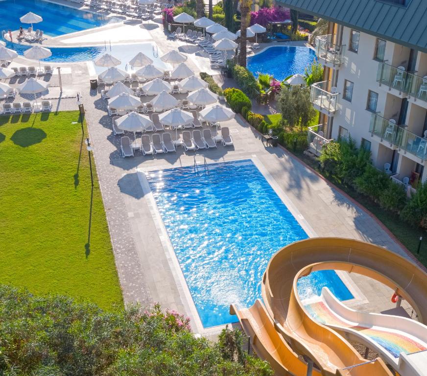 Bazén v ubytování Novum Garden Side Hotel nebo v jeho okolí