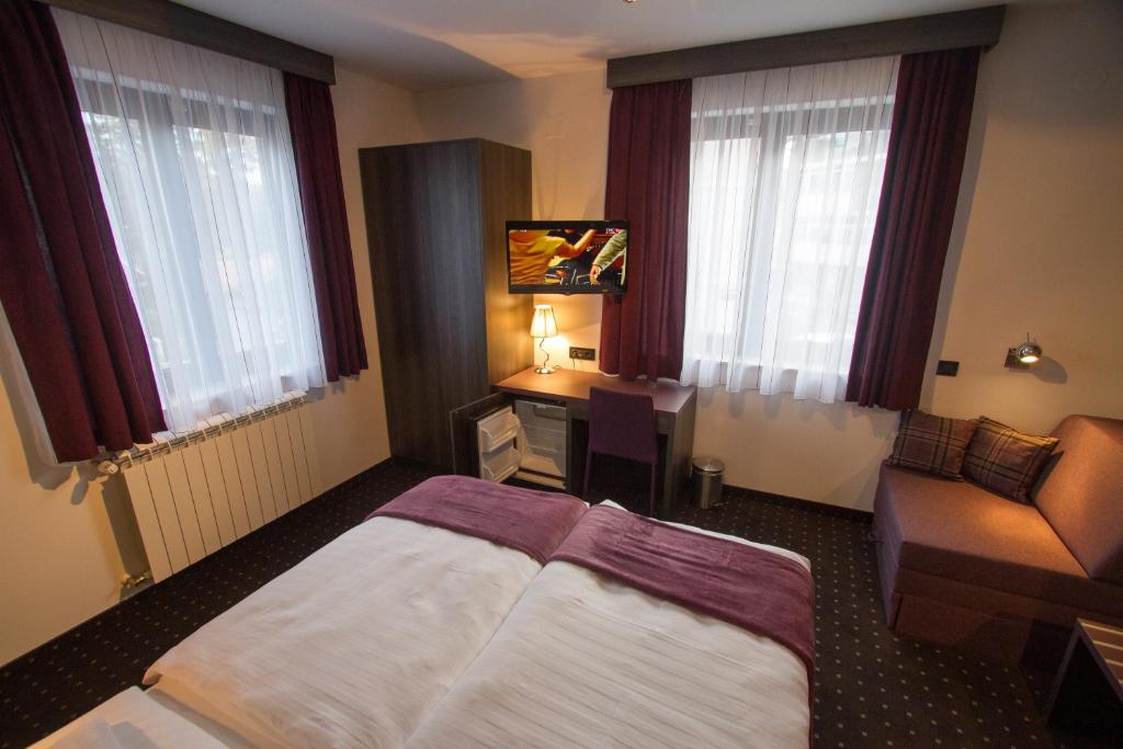 Postel nebo postele na pokoji v ubytování Log In Rooms