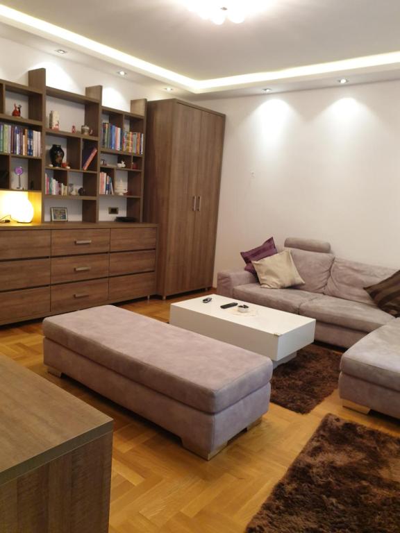 un soggiorno con divano e tavolino da caffè di Metropol Lux apartment Belgrade Vracar a Belgrado