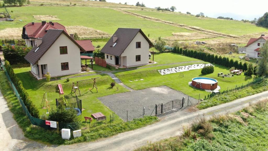 ein Modell eines Hauses auf einem Hügel mit Spielplatz in der Unterkunft Słoneczne Wzgórze in Jeżów Sudecki