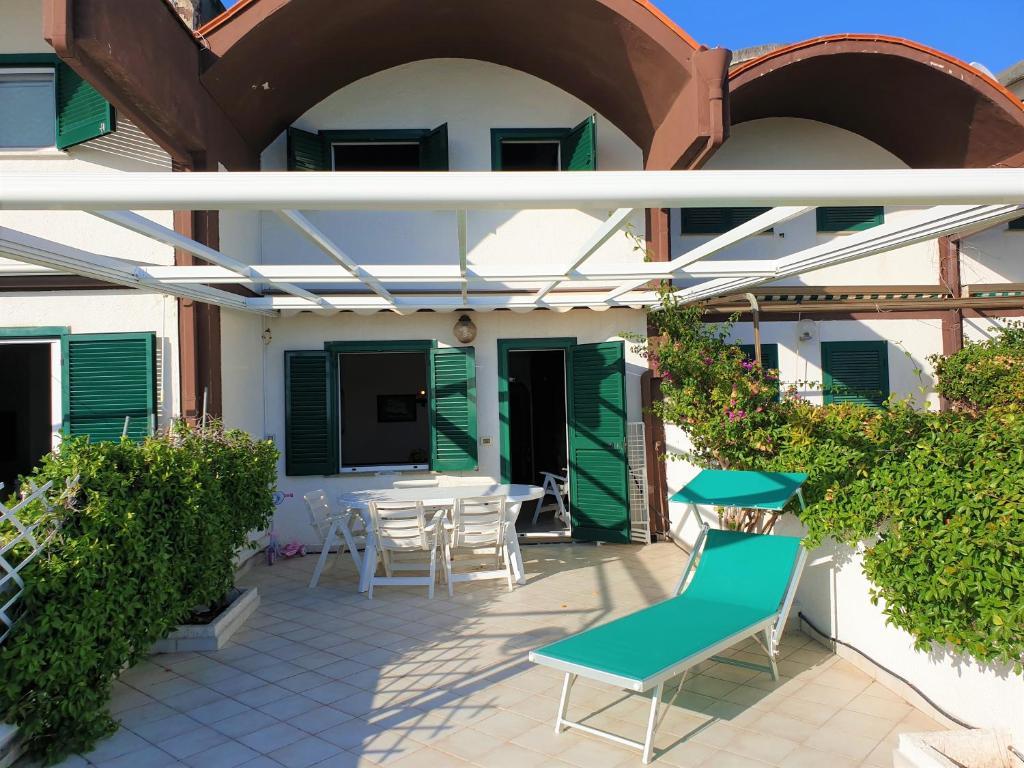 A balcony or terrace at LA VILLA fronte SPIAGGIA BANDIERA BLU