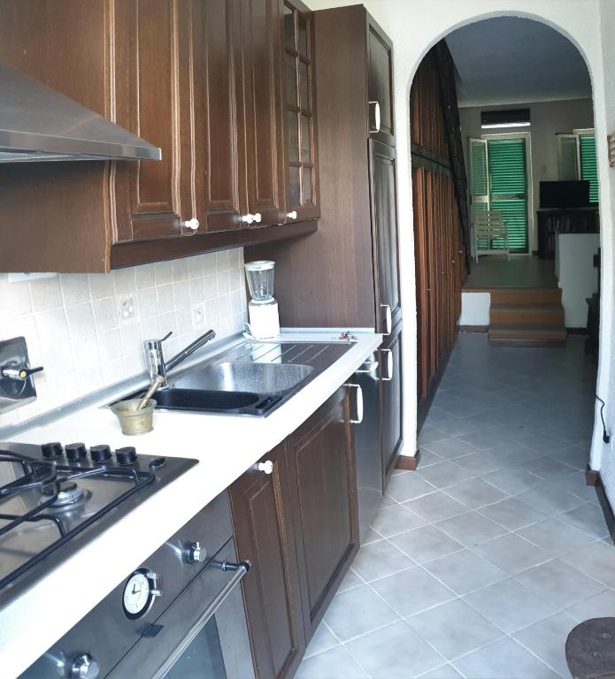 A kitchen or kitchenette at LA VILLA fronte SPIAGGIA BANDIERA BLU