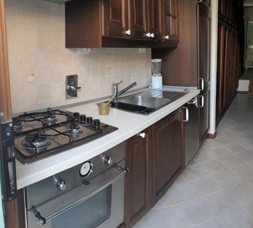 A kitchen or kitchenette at LA VILLA fronte SPIAGGIA BANDIERA BLU