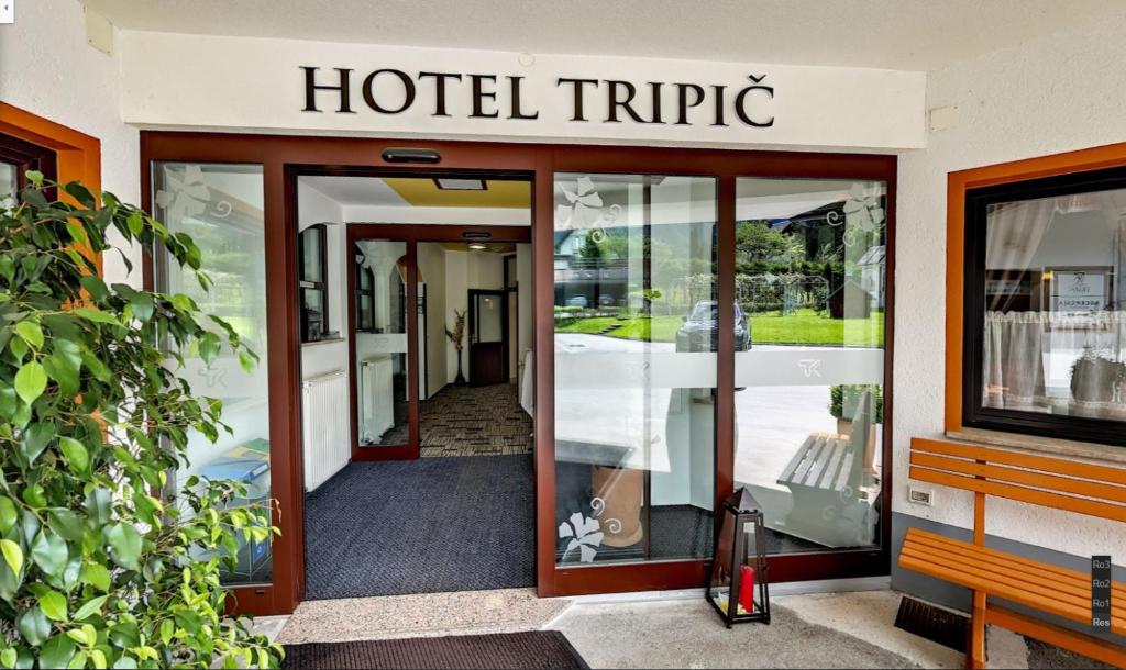 une entrée pour une sortie d'hôtel avec la porte ouverte dans l'établissement Hotel Tripič, restaurant and pizzeria, à Bohinj