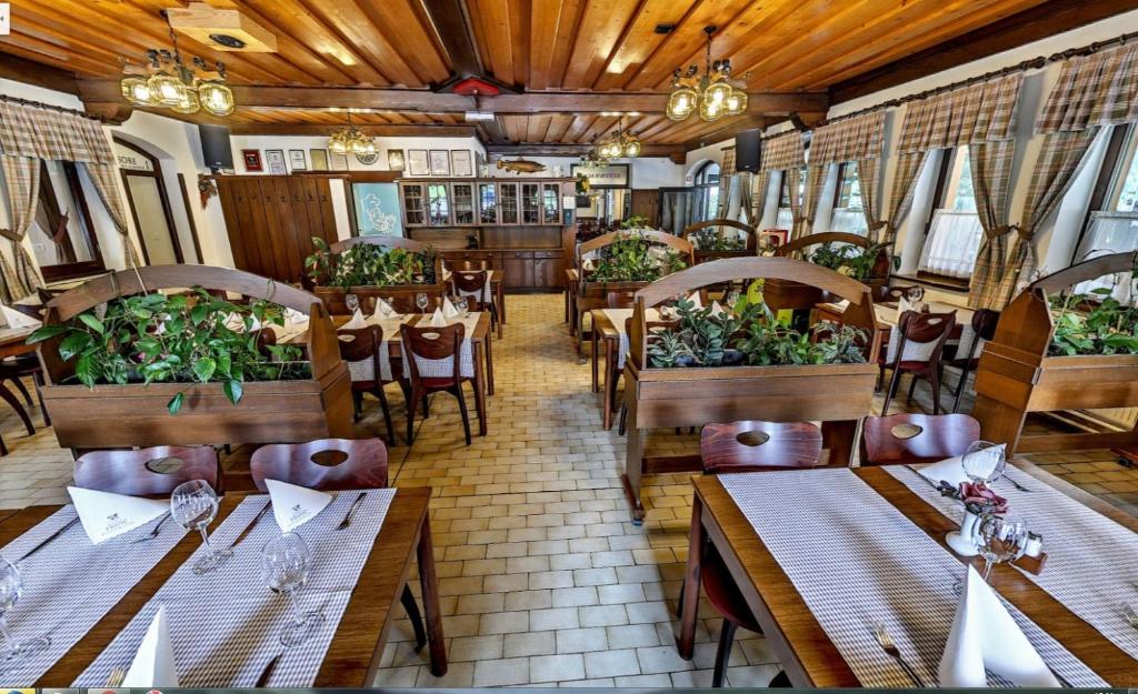 Restaurace v ubytování Hotel Tripič, restaurant and pizzeria