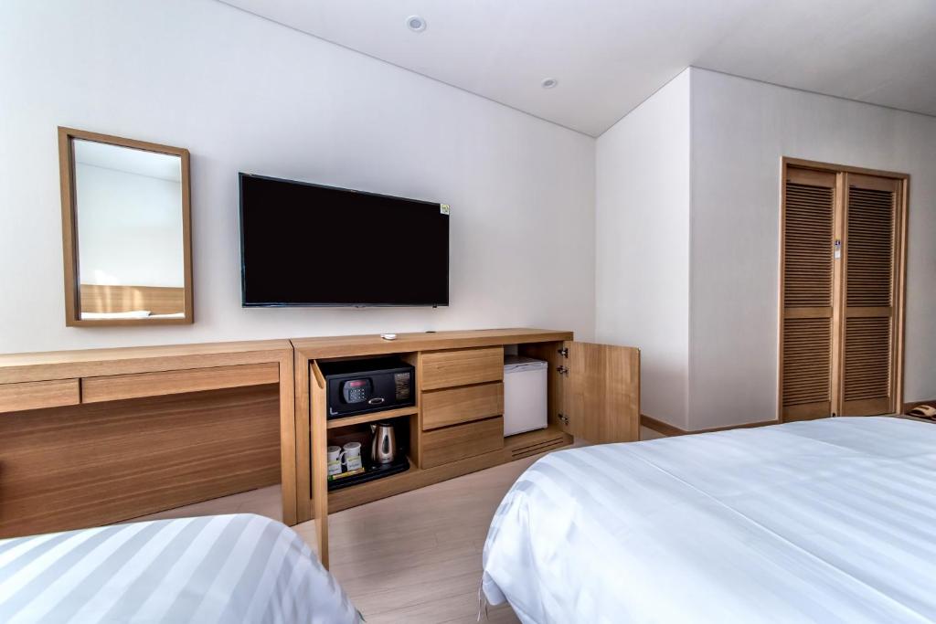Postel nebo postele na pokoji v ubytování BK Hotel Jeju