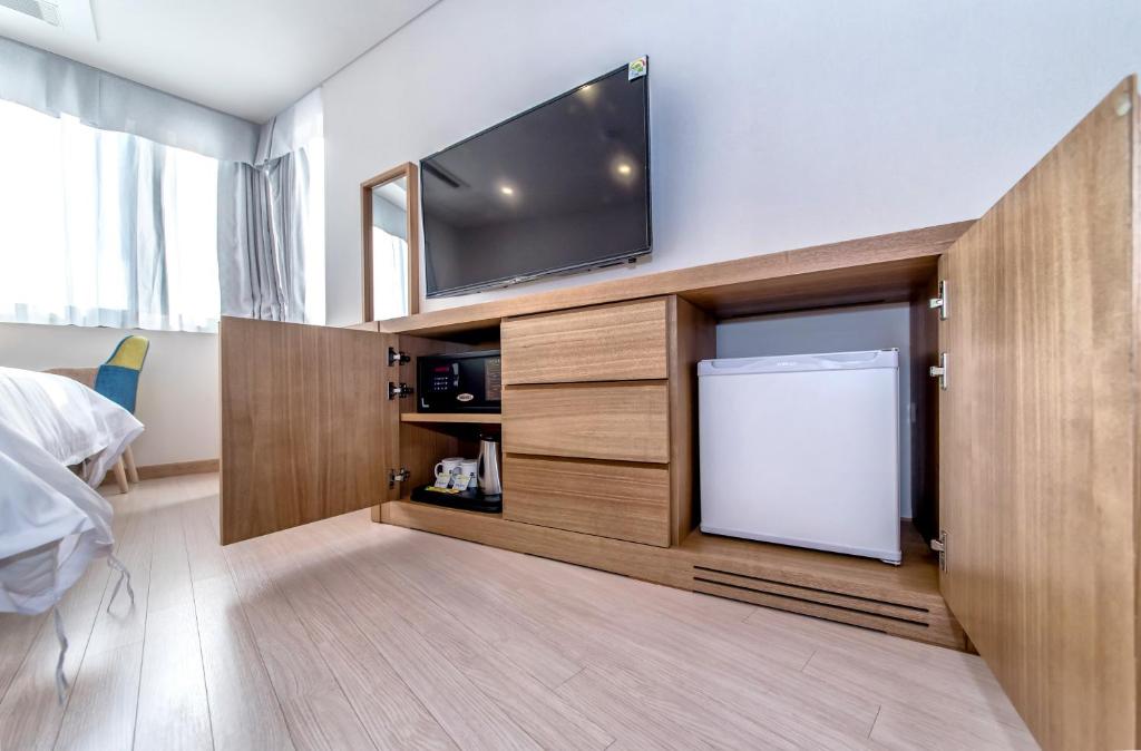 Kuchyň nebo kuchyňský kout v ubytování BK Hotel Jeju