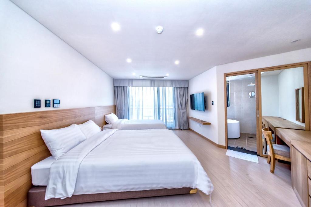 Postel nebo postele na pokoji v ubytování BK Hotel Jeju
