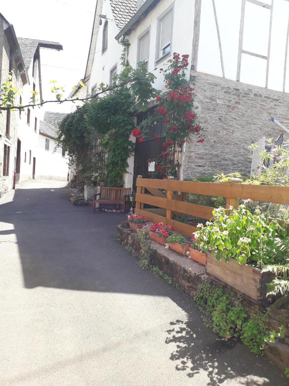 uma casa com um banco e flores em frente em Ferienapartment Luise em Reil