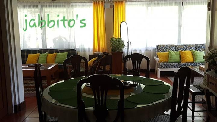 Posezení v ubytování Jabbitos Baguio Transient House BUNGALOW