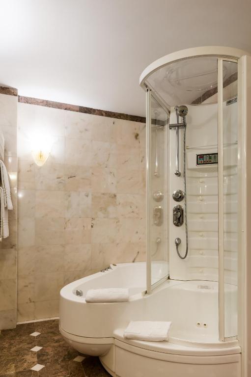 Koupelna v ubytování Agora' Palace Hotel