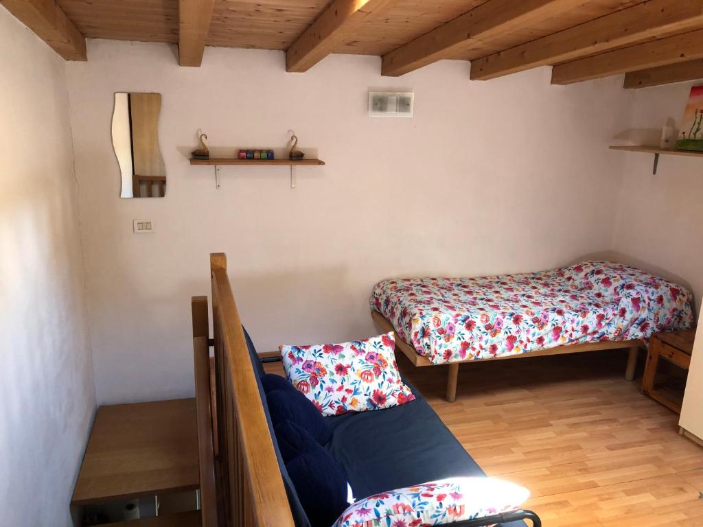 pokój z dwoma łóżkami i kanapą w obiekcie Cà Batuffolin w Padwie