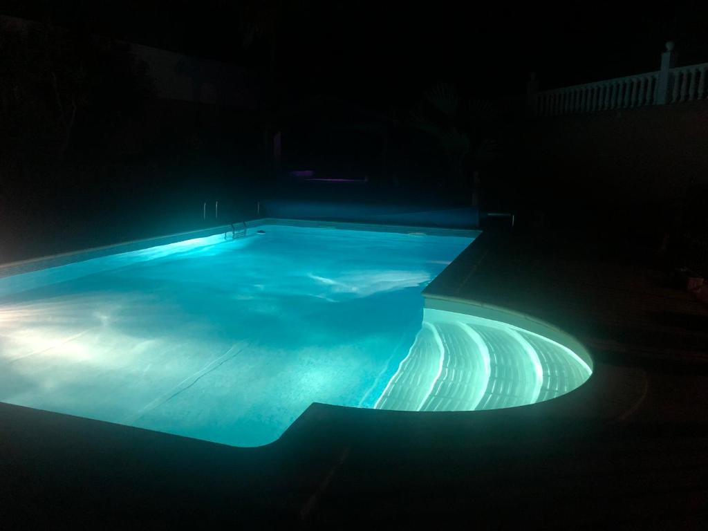 Bazén v ubytování Villa de lujo que mira al mar nebo v jeho okolí