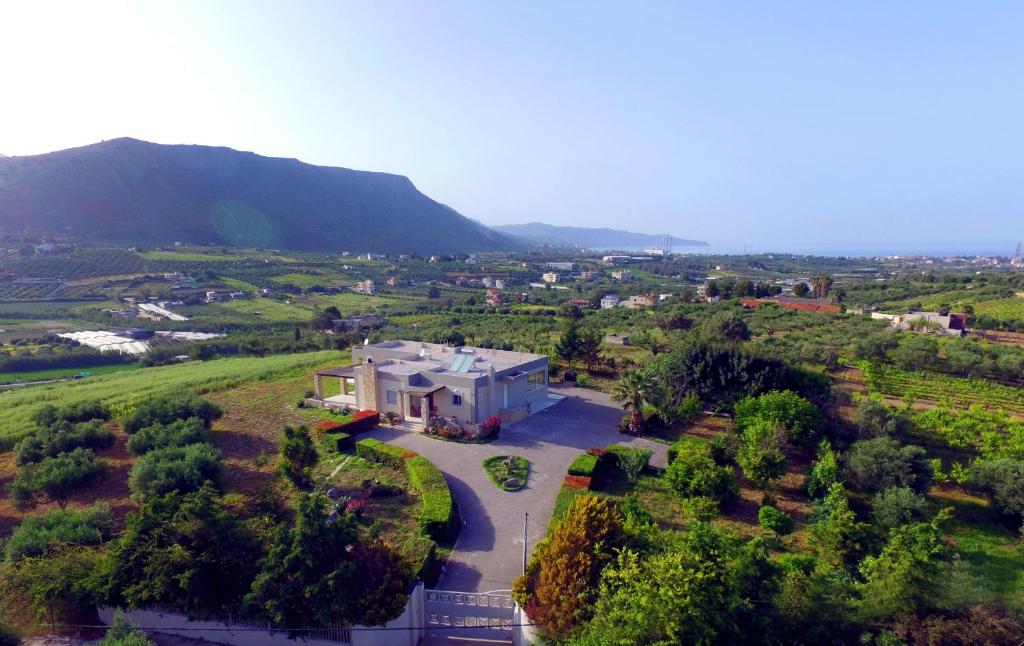widok z powietrza na dom w polu w obiekcie Relaxing Villa with garden and mountain view in Heraklion w mieście Kavrokhórion