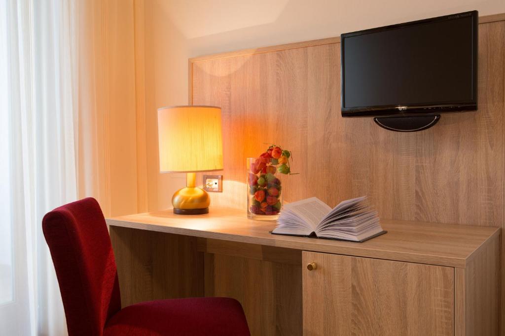 Televízia a/alebo spoločenská miestnosť v ubytovaní Hotel-Garni Appartement Gartenheim