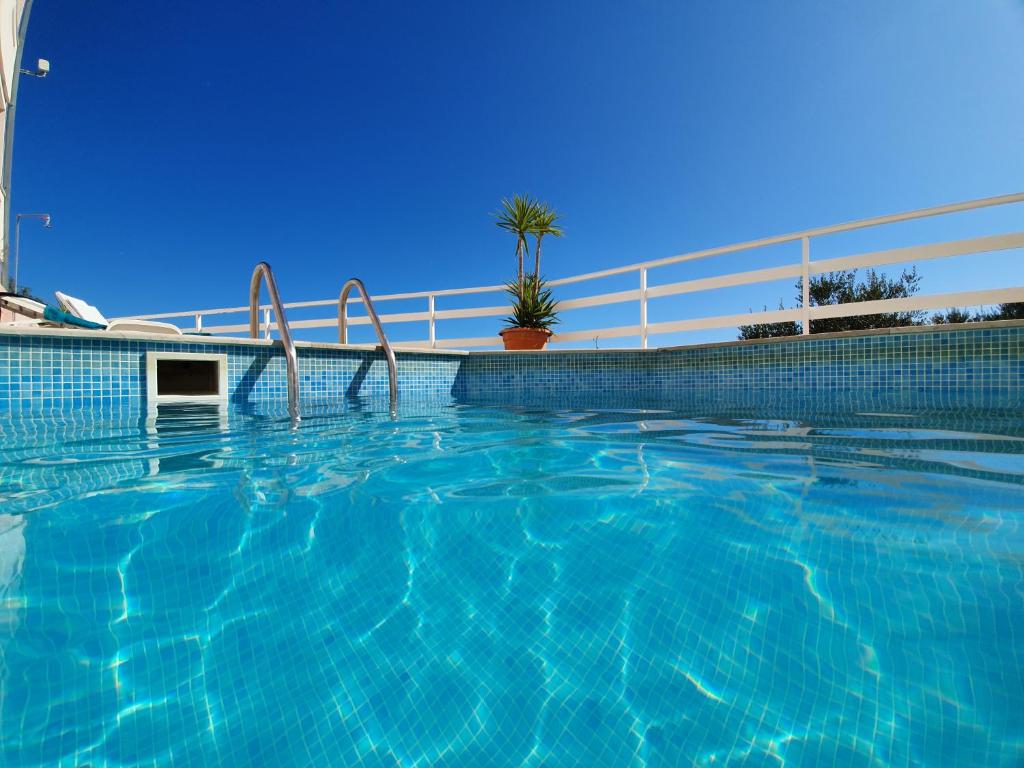 Bazén v ubytovaní Penthouse Christina with Pool - Large Sunny Terrace - Seaview - 250m to Beach and Restaurants - Free Parking - Trogir and Ciovo - 15 minutes to airport alebo v jeho blízkosti