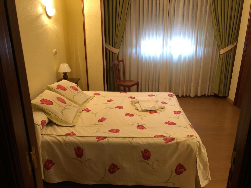Postel nebo postele na pokoji v ubytování HOSTAL EL ESCUDO