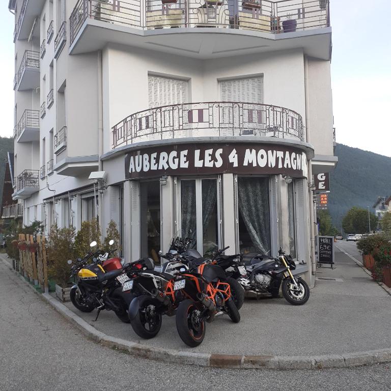 une rangée de motocycles garés devant un bâtiment dans l'établissement Les 4 Montagnes, à Villard-de-Lans