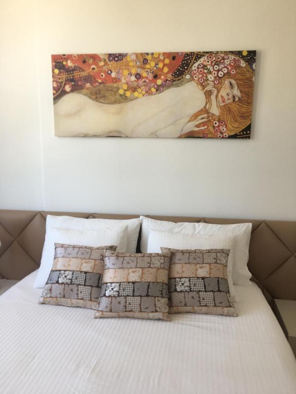 una camera da letto con un letto e un dipinto sul muro di Martas Lisbon Apartment a Lisbona