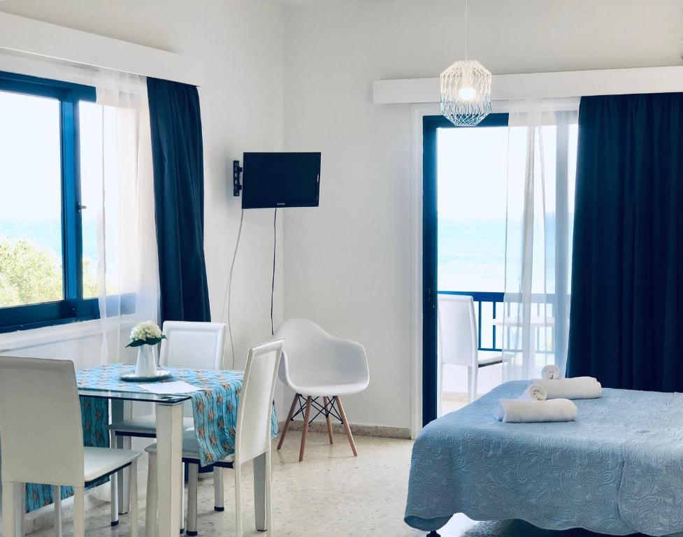 TV a/nebo společenská místnost v ubytování Governors Beach Costas Apts